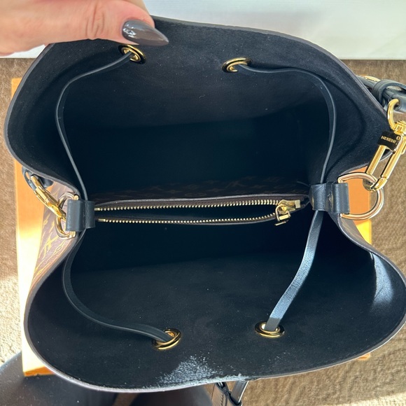 Louis Vuitton Neonoe Bucket Bag - Picture 4 of 11
